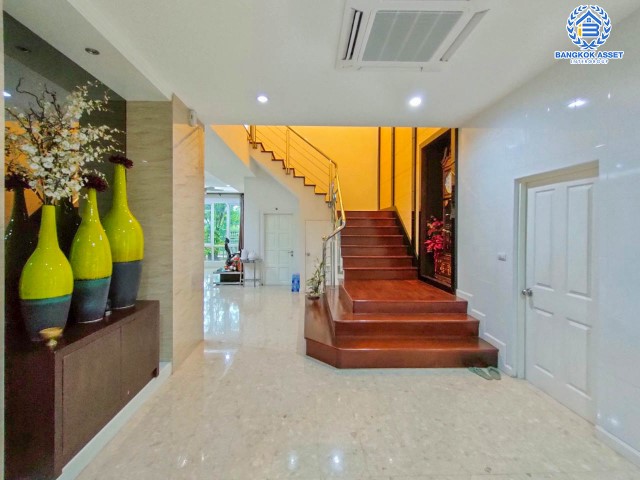 *****บ้านเดี่ยวมือสองย่านกรุงเทพฯ ม.เอ็นริช พาร์ค กาญจนาภิเษก หลังมุม เนื้อที่กว้างเกือบ 263 ตร.ว. ฟังก์ชัน 3 ห้องนอน 4 ห้องน้ำ ที่จอดรถ 4 คัน บ้านหลังใหญ่ ตกแต่งพร้อมอยู่ พื้นที่รอบบ้านกว้างขวาง โครงการอยู่ติดถนนกาญจนาภิเษก เดินทางสะดวกด้วยรถไฟฟฟ้าสายสีน้ำเงิน "สถานีหลักสอง" จองเลย!